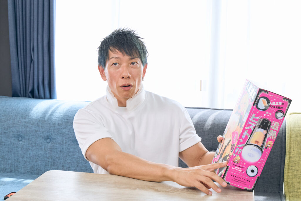 ぷにあなロイド17 / 電動オナホ / しみけんさんが初めて商品を手に取る場面
