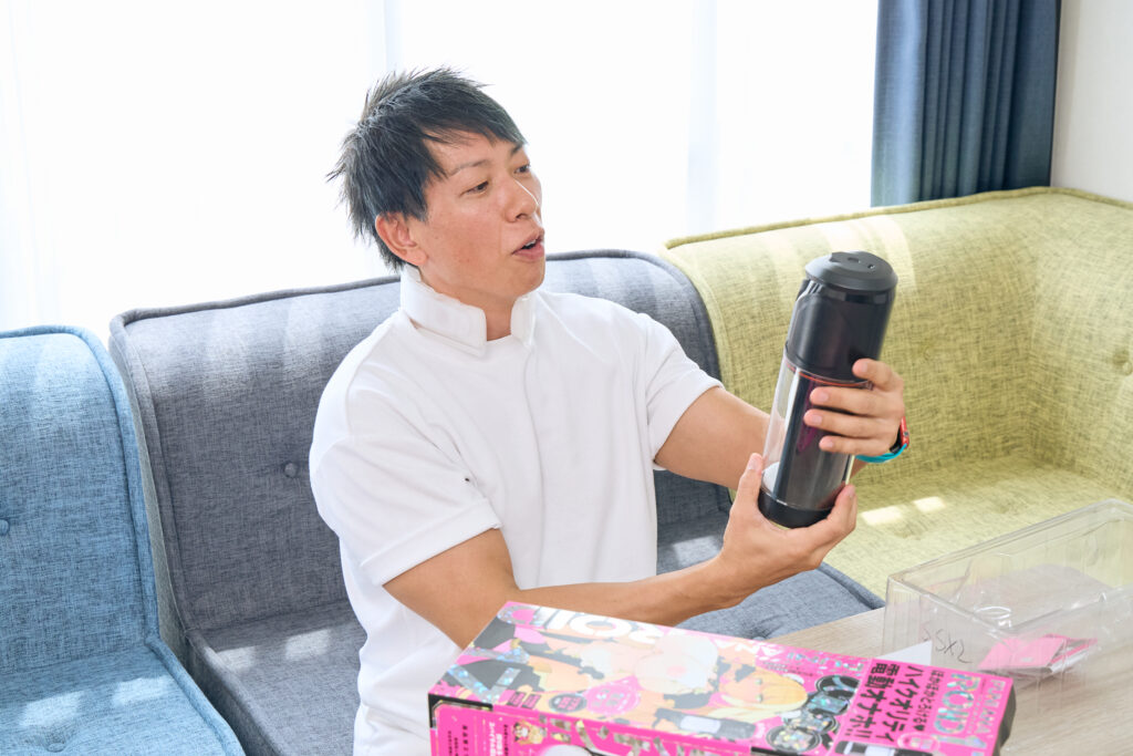 ぷにあなロイド17 / 電動オナホ / 商品を手に感想を語るしみけんさんの表情